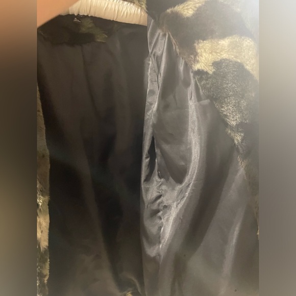 💚🤎🤍 AQUA - Bloomingdale’s exclusive faux fur coat in AWESOME condition - Picture 10 of 11